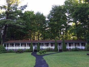 Motel Adirondack Oasis