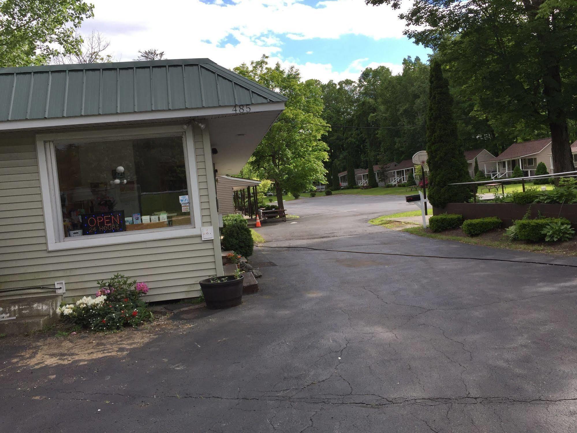 Adirondack Oasis Motel 2*